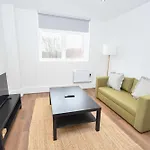 Modern 1 Bedroom In Morley With Parking 公寓