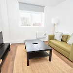 Modern 1 Bedroom In Morley With Parking *