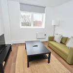 Modern 1 Bedroom In Morley With Parking 公寓