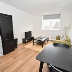 Modern 1 Bedroom In Morley With Parking 公寓