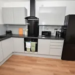 Modern 1 Bedroom In Morley With Parking