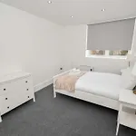 Modern 1 Bedroom In Morley With Parking 利兹