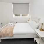 Modern 1 Bedroom In Morley With Parking