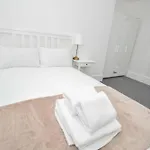 Modern 1 Bedroom In Morley With Parking 公寓