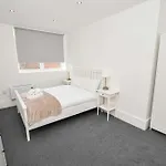 Modern 1 Bedroom In Morley With Parking