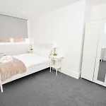 Modern 1 Bedroom In Morley With Parking