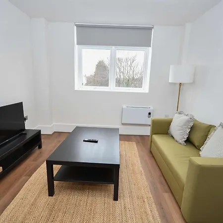 Modern 1 Bedroom In Morley With Parking ليدز