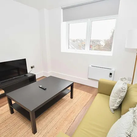 Modern 1 Bedroom In Morley With Parking