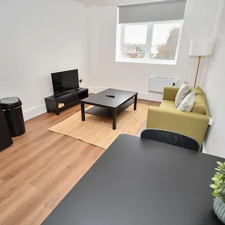 Modern 1 Bedroom In Morley With Parking ليدز