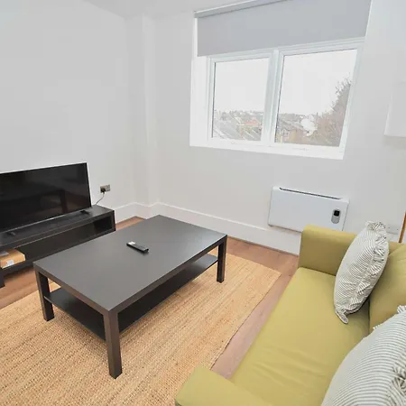 Modern 1 Bedroom In Morley With Parking דירה לידס