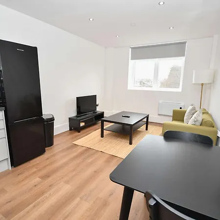 Modern 1 Bedroom In Morley With Parking شقة