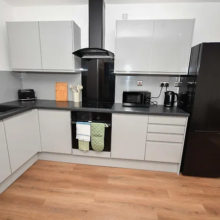 Modern 1 Bedroom In Morley With Parking
