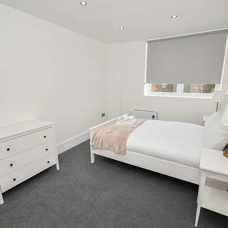 Modern 1 Bedroom In Morley With Parking ليدز