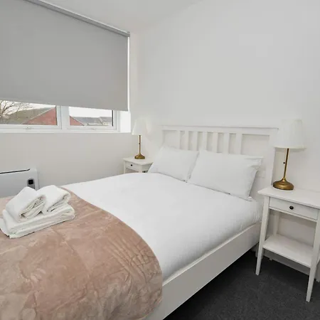 Modern 1 Bedroom In Morley With Parking * לידס