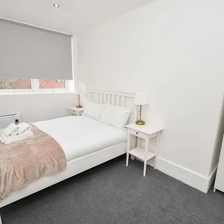 Modern 1 Bedroom In Morley With Parking * ليدز