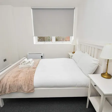 Modern 1 Bedroom In Morley With Parking