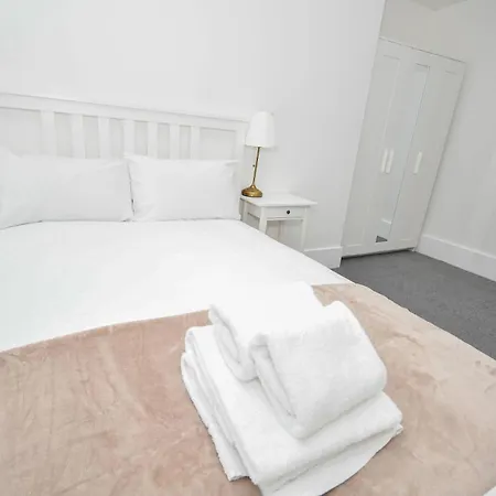 Modern 1 Bedroom In Morley With Parking דירה