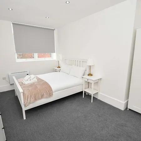 Modern 1 Bedroom In Morley With Parking