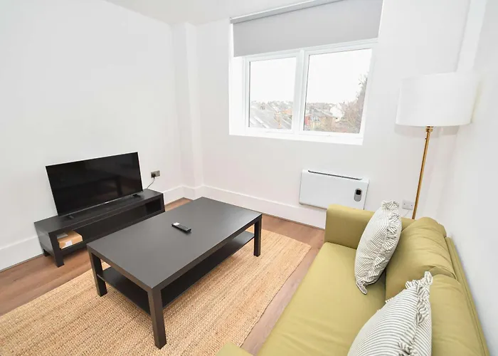 Modern 1 Bedroom In Morley With Parking