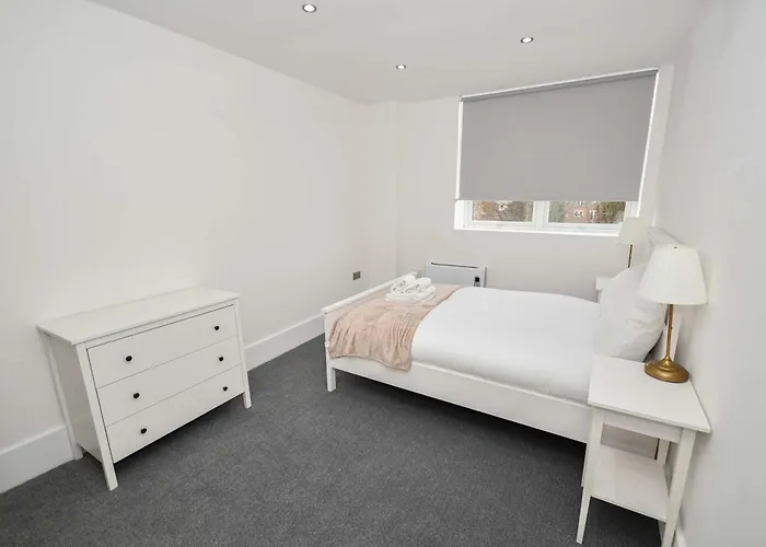 Modern 1 Bedroom In Morley With Parking Leeds (West Yorkshire)